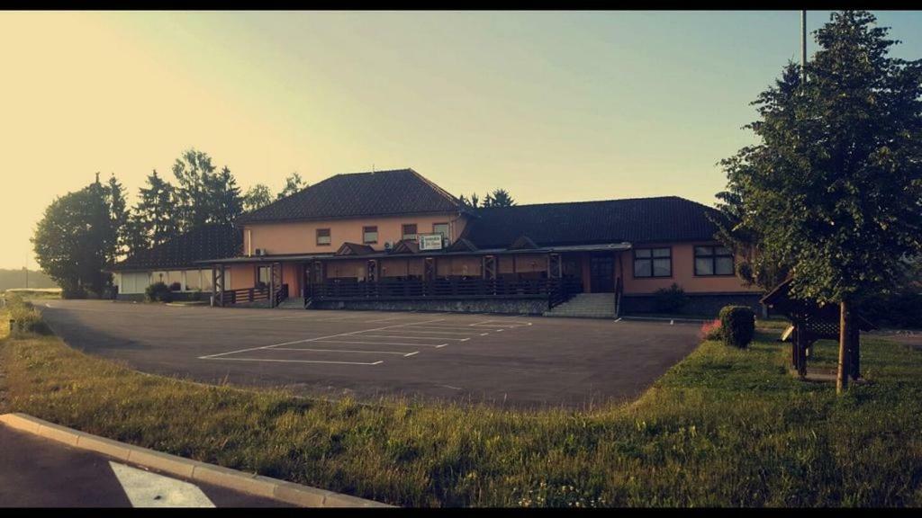 Hotel Gostisce Pri Slavcu Sentjernej Esterno foto