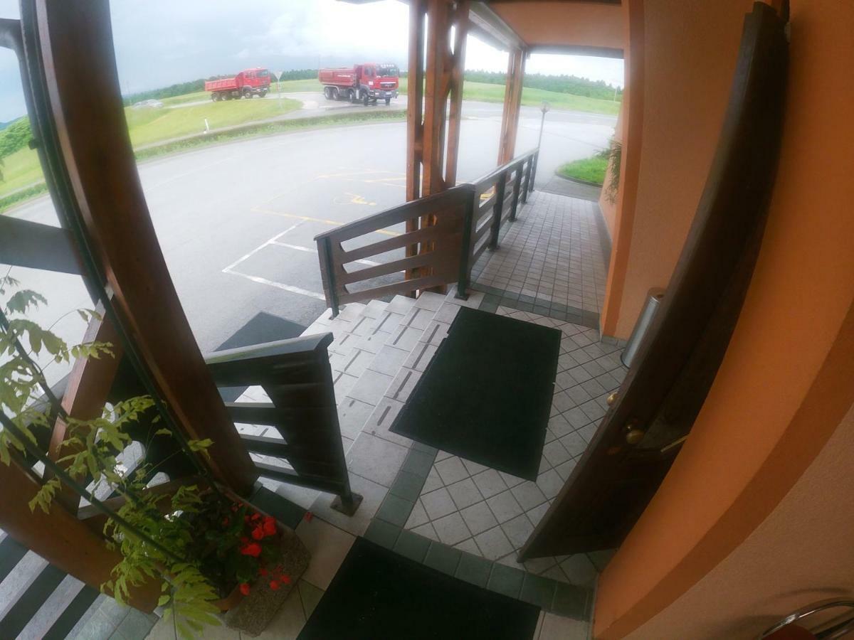Hotel Gostisce Pri Slavcu Sentjernej Esterno foto